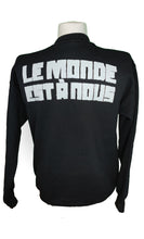 Lade das Bild in den Galerie-Viewer, le monde est à nous Crewneck Schwarz
