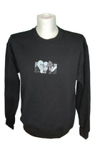Lade das Bild in den Galerie-Viewer, le monde est à nous Crewneck Schwarz
