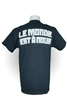 Lade das Bild in den Galerie-Viewer, le monde est à nous T-Shirt Schwarz
