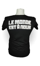 Lade das Bild in den Galerie-Viewer, le monde est à nous T-Shirt Schwarz
